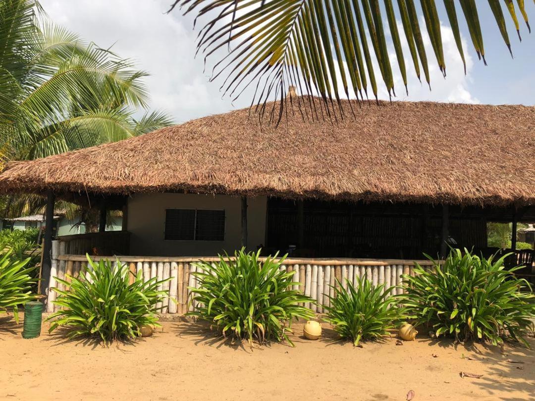 The Akwidaa Inn Exterior foto